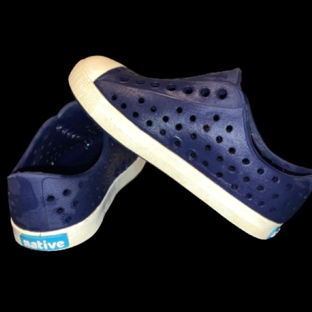 Native Jefferson water shoes, navy blue, size 8
